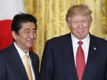 El presidente estadounidense reafirma ante Abe el compromiso de defensa y evita ahondar en sus diferencias