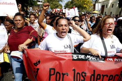 Cientos de mujeres pertenecientes a diversas organizaciones marchan hasta el Palacio Nacional en demanda de derechos sexuales y reproductivos, de equidad, económicos y en contra de de la violencia, en Santo Domingo (República Dominicana). 