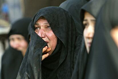 Mujeres iraquíes lloran por las víctimas de los atentados del martes, ayer en el mausoleo Kadhumain de Bagdad.