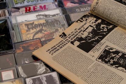 Una revista de punk de los años ochenta titulada 'Banda Rockera' a la venta en el Tianguis Cultural del Chopo. 