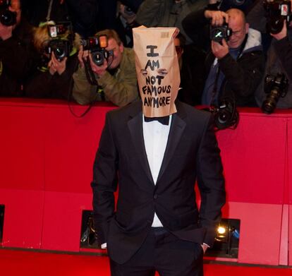 "Ya no soy famoso". Con este mensaje en una bolsa de papel con la que se cubrió la cara, el actor Shia LaBeouf se presentó en el Festival de Cine de Berlín (Alemania) en 2014. El actor había publicado un mes antes el siguiente comentario en su cuenta de Twitter: "A la luz de los recientes ataques contra mi integridad artística, me retiro de la vida pública". Todo esto se debió a la presión social que sufrió por ser acusado de plagio.