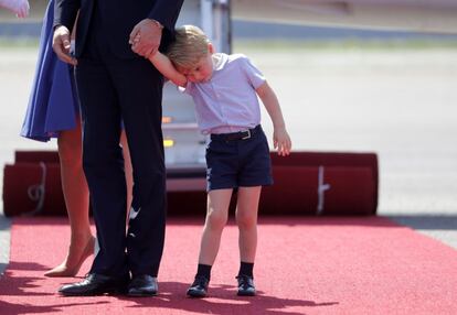 El pequeño príncipe, visiblemente cansado, a su llegada a Berlin en julio de 2017, durante un biaje oficial en el que acompañó a sus padres.