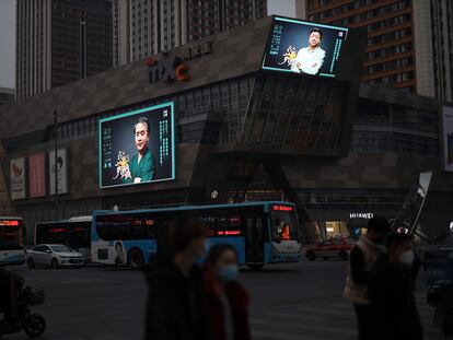 Una calle de la ciudad china de Shenyang, este miércoles. En las pantallas, un programa de homenaje a los médicos que viajaron a Wuhan.