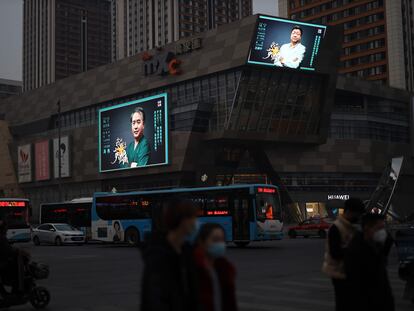 Una calle de la ciudad china de Shenyang, este miércoles. En las pantallas, un programa de homenaje a los médicos que viajaron a Wuhan.