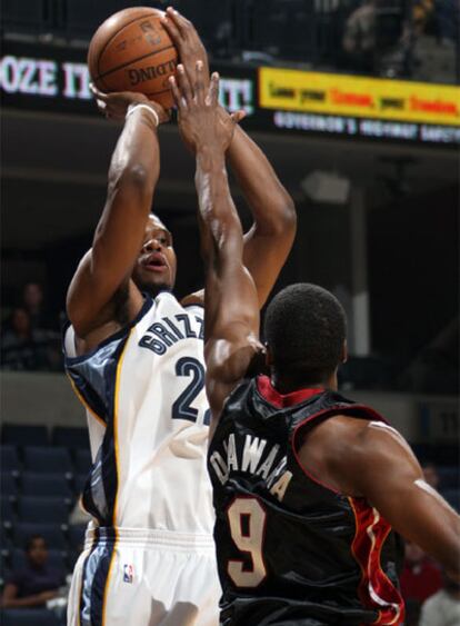 Rudy Gay lanza a canasta ante el punteo del francés Diawara