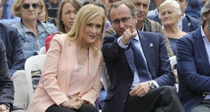 Cristina Cifuentes y Alfonso Alonso, este viernes, en Vitoria.