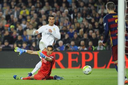 Cristiano Ronaldo en presencia de Claudio Bravo marcó el segundo gol del Real Madrid.