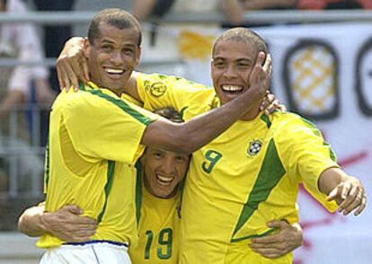 Rivaldo, Juninho y Ronaldo componen el jolgorio.