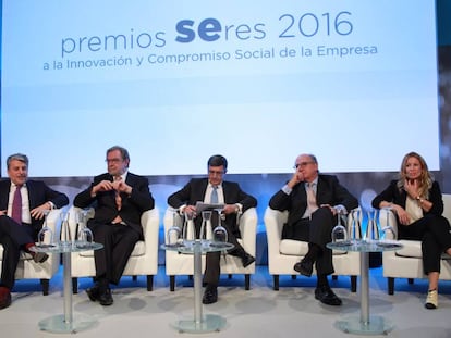 Los representantes de los proyectos galardonados con el premio Seres. De izquierda a derecha, Juan Pedro moreno (Accenture), Juan Luis Cebri&aacute;n (PRISA), Francisco Rom&aacute;n (presidente de la Fundaci&oacute;n Seres), Antonio Brufau (Repsol) y Rosa Cuarteto (Disjob)