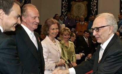 El máximo galardón de las letras españolas le fue concedido a Pitol el pasado mes de diciembre por el conjunto de su obra y hoy le ha sido entregado por el Rey en una ceremonia en la que han estado presentes, además de los Reyes, el presidente del Gobierno, José Luis Rodríguez Zapatero; la ministra de Cultura, Carmen Calvo, y la presidenta de la Comunidad de Madrid, Esperanza Aguirre, entre otras personalidades de la vida cultural y social.