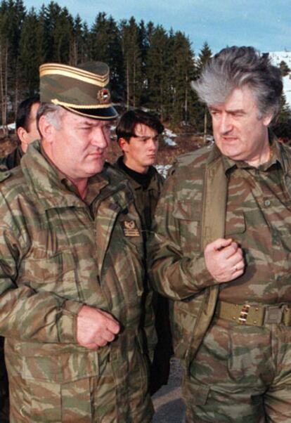 Ratko Mladic (izquierda) junto a Radovan Karadzic en una fotografía de 1995.