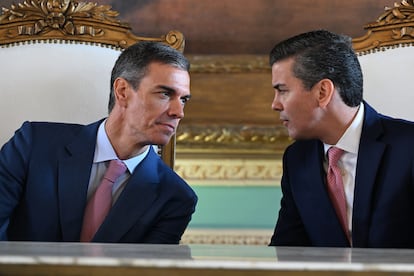 Pedro Sánchez junto a Santiago Peña, en el Palacio Presidencial de Asunción, el 23 de julio de 2025.