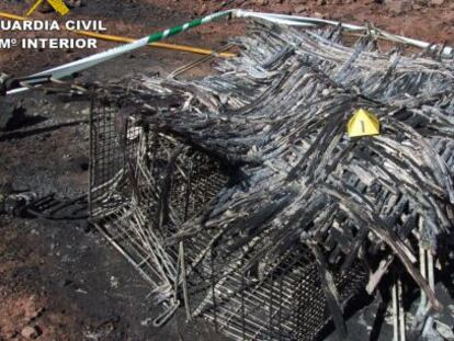 Restos de metal quemado en el foco del incendio de la Sierra Calderona.