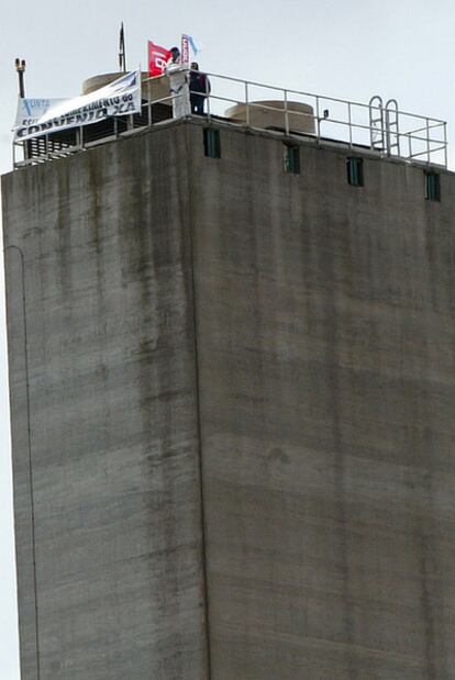 Trabajadores en huelga de las empresas auxiliares de Sogama subieron ayer a una de las torres de refrigeración de la planta de Cerceda dentro de las movilizaciones para reclamar su equiparación salarial