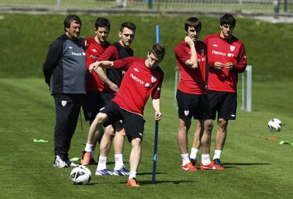 Iker Muniain, en primer plano, en el entrenamiento del Athletic.