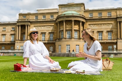 Dos mujeres hacen un picnic en los jardines del palacio de Buckingham, el jueves 8 de julio de 2021.