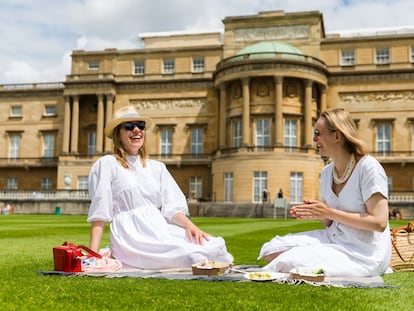 Dos mujeres hacen un picnic en los jardines del palacio de Buckingham, el jueves 8 de julio de 2021.