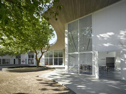 La Universidad Popular Infantil (UPI) de Gandía (Parque Ausías March), en Valencia, es un centro de actividades artísticas para niños entre cuatro y 12 años. Arquitectos: Ángela García De Paredes e Ignacio García Pedrosa. Comentario del jurado: "Una respuesta clara y simple que conjuga una implantación cuidadosa con una tipología de patio reinventada. Un espacio que captura el paisaje, un conjunto de espacios que miran el paisaje capturado".