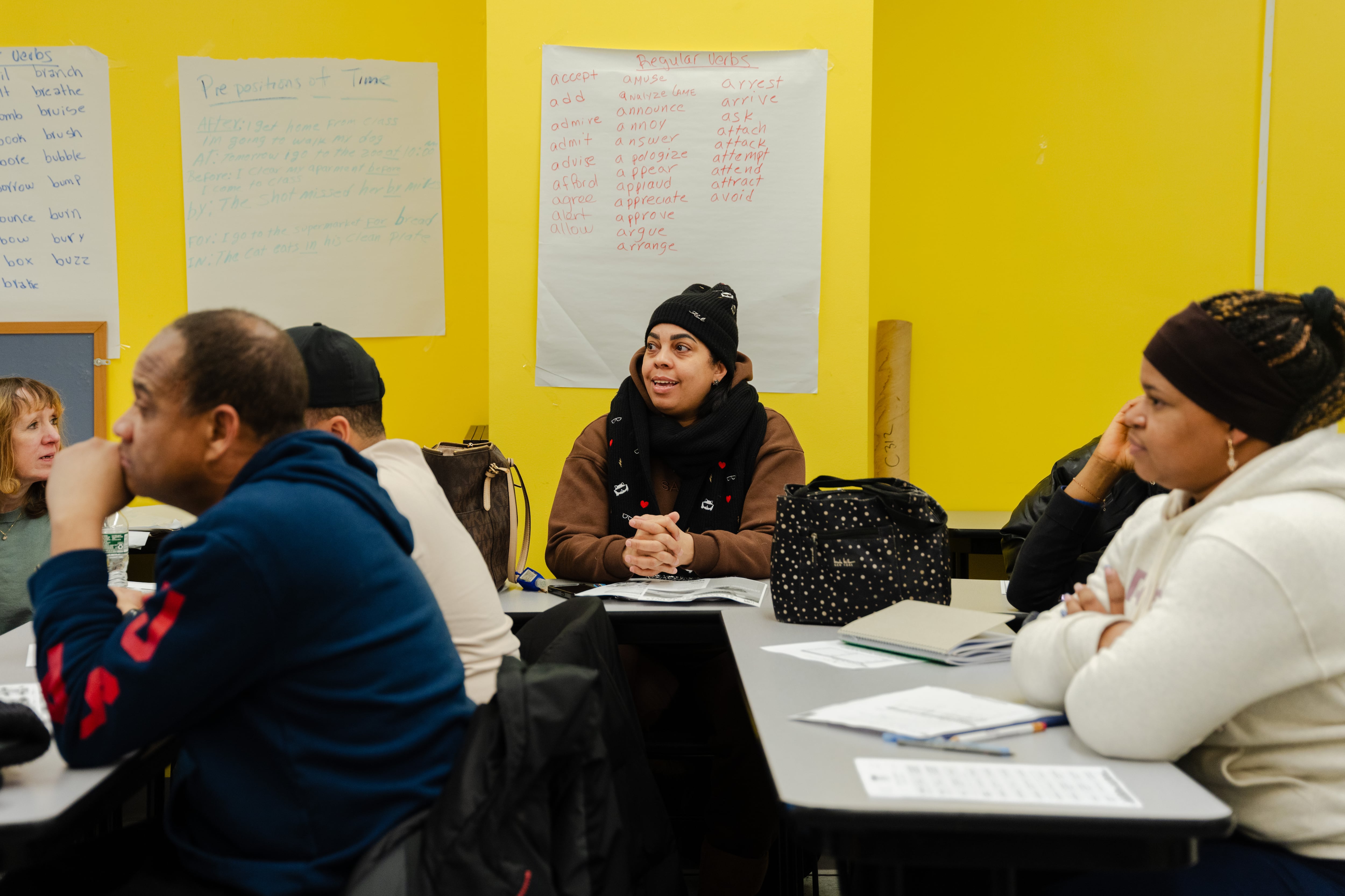 El plan de estudios de inglés como segunda lengua de la organización introduce a los estudiantes en la terapia gratuita y los recursos de bienestar que ofrecen.