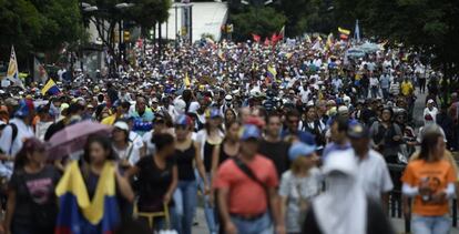 Cientos de opositores participan en una marcha contra Maduro, este s&aacute;bado.