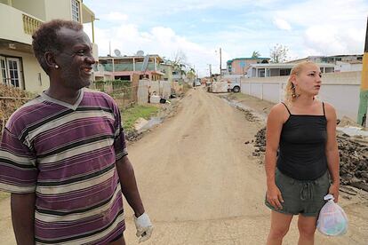 Rosa Álamo y un vecino en una calle de Villa Calma.