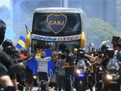 El partido a jugarse en el estadio Monumental se canceló tras un ataque al autobús de los xeneizes. El juego se realizará este domingo a las 17.00 hora local