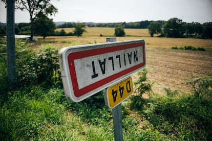 Letrero de Naillat, invertido como muestra de protesta de los agricultores.