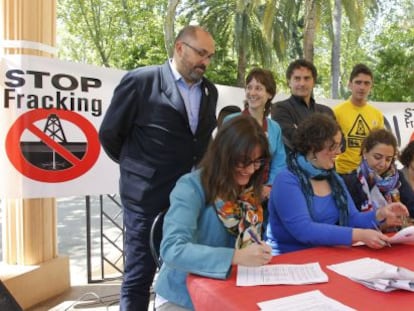 La plataforma Stop Fracking y partidos de izquierda, el pasado mayo, firman en Castell&oacute;n contra las prospecciones. 