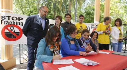 La plataforma Stop Fracking y partidos de izquierda, el pasado mayo, firman en Castell&oacute;n contra las prospecciones. 