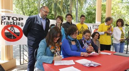 La plataforma Stop Fracking y partidos de izquierda, el pasado mayo, firman en Castellón contra las prospecciones.