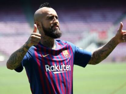 Abidal destaca al chileno por el equilibrio que da al equipo y dice que el modelo debe variar al no estar intérpretes como Xavi e Iniesta