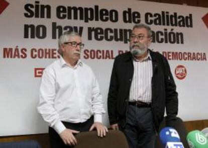 Los secretarios generales de CCOO y UGT, Ignacio Fernández Toxo (i) y Cándido Méndez, respectivamente, durante la rueda de prensa ofrecida hoy en Madrid, para presentar las movilizaciones que se celebrarán en todo el país con motivo del Primero de Mayo.