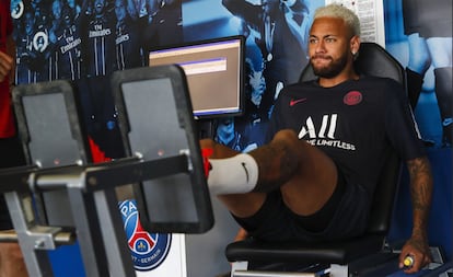 Neymar, este lunes ejercitándose en el gimnasio del PSG.