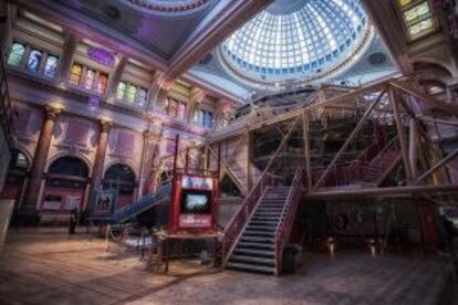 El gran hall de la Bolsa de Manchester, donde se ha instalado un teatro.