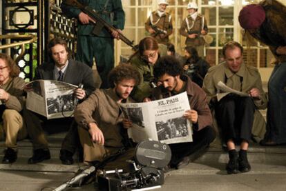 Periodistas leen una edición especial de EL PAÍS en un fotograma de la película