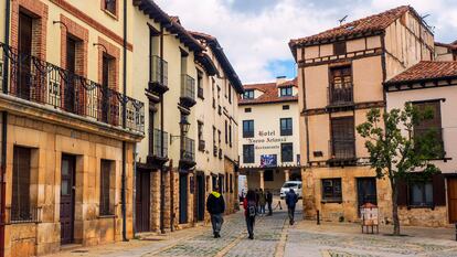 En las calles de Covarrubias (Burgos) se puede disfrutar de la arquitectura rural castellana.