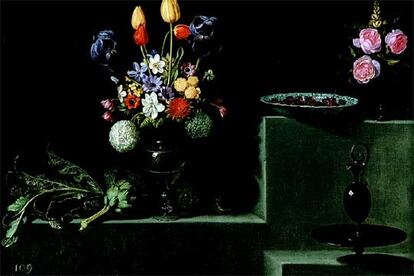 <i>Bodegones con alcachofas y floreros</i>, de Juan van del Hamen. (1627)