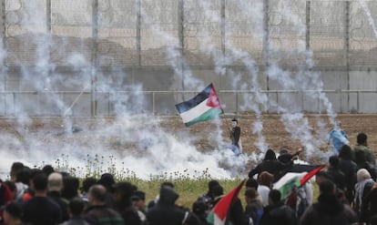 Un palestino sujeta una bandera durante la protesta cerca de la valla de Gaza el pasado 30 de marzo.