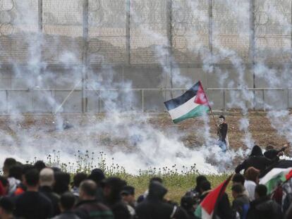 Un palestino sujeta una bandera durante la protesta cerca de la valla de Gaza el pasado 30 de marzo.