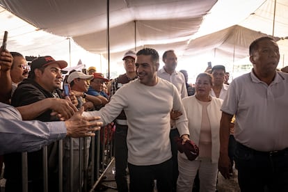 Omar García Harfuch saluda a seguidores en un mitin en Azcapotzalco (Ciudad de México), el 13 de octubre.
