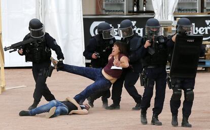 Simulacro antiterrorista en el marco del campeonato de fútbol UEFA EURO 2016 en Place Bellecour, Lyon.