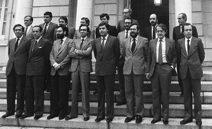 El primer Govern de Felipe González, amb Narcís Serra, a primera fila, i Ernest Lluch, a la darrera, el 1982.