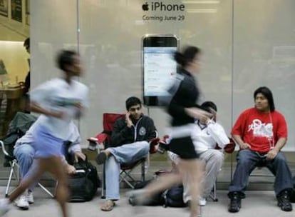 Dos corredoras pasan delante de una tienda de Apple en Estados Unidos.