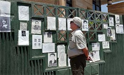 Mario Vargas Llosa en las calles de Bagdad.