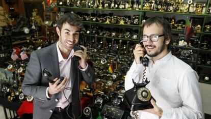 Daniel Muriel y David Serrano, actor y director, en el Museo del Tel&eacute;fono Antiguo.