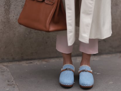 Detalle de unos zuecos de mujer de Hermes vistos entre las asistentes a la Semana de la Moda de París. GETTY IMAGES.