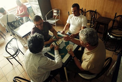 Un grupo de amigos juega a las cartas en Anchuelo, un pueblo de la comarca de Alcalá donde se juega mucho al póquer y al mus.