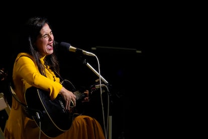 La cantante y compositora Silvia Pérez Cruz durante su actuación en la primera jornada del Grec.