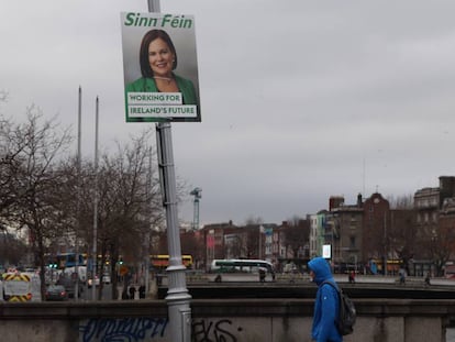 Un cartel electoral del Sinn Féin, en el centro de Dublín.