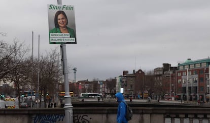 Un cartel electoral del Sinn Féin, en el centro de Dublín.
